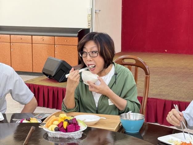0704-議長大口吃(共7張)-6