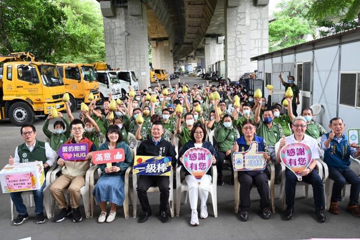 感謝市府團隊全力投入三民區救災 康議長協同選區議員秋節慰勞