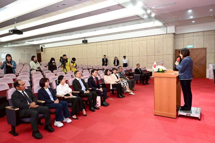 LINE_ALBUM_2025417日本和歌山音樂國際交流實行委員會暨高雄市音樂教育推廣協會訪問團_250417_2(共8張)-3