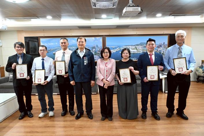 議長康裕成五一勞動節表揚114年全國模範勞工高雄市當選勞工