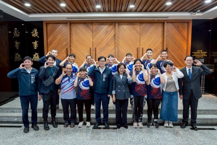 LINE_ALBUM_20250508鼓山舉重隊來訪市議會_250508_2_0(共5張)-2