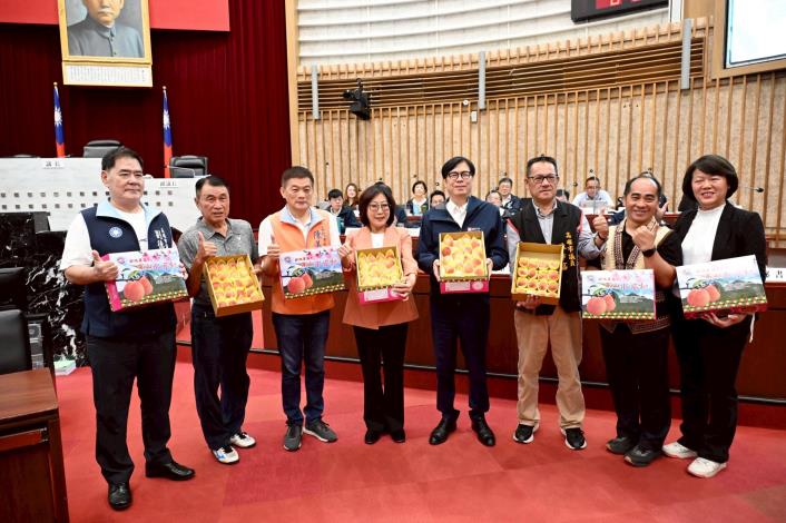 LINE_ALBUM_2025520議長、市長攜手議員推廣那瑪夏水蜜桃_250520_3_0(共3張)-3