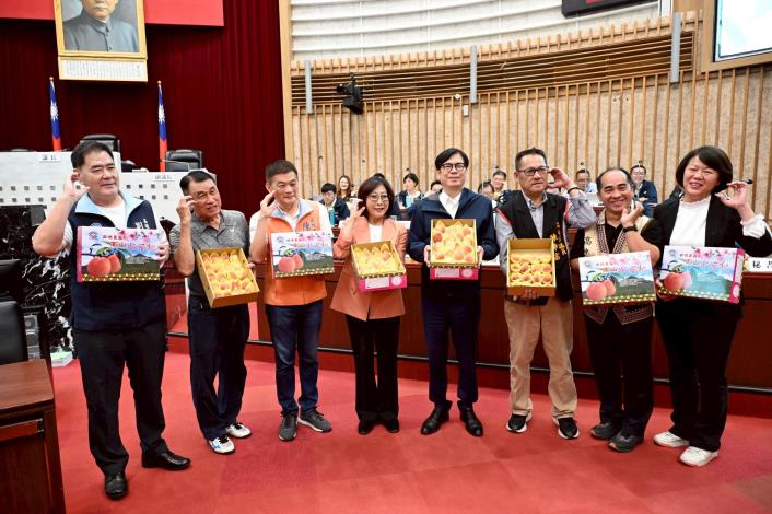 LINE_ALBUM_2025520議長、市長攜手議員推廣那瑪夏水蜜桃_250520_2_0(共3張)-2