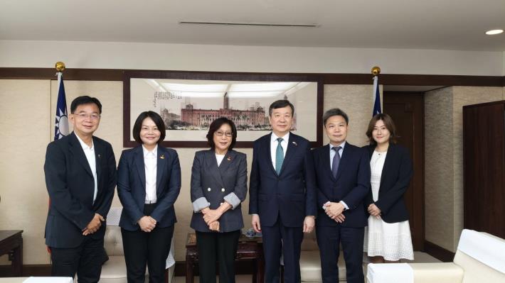 議長康裕成拜會駐日代表李逸洋 談深化台日交流