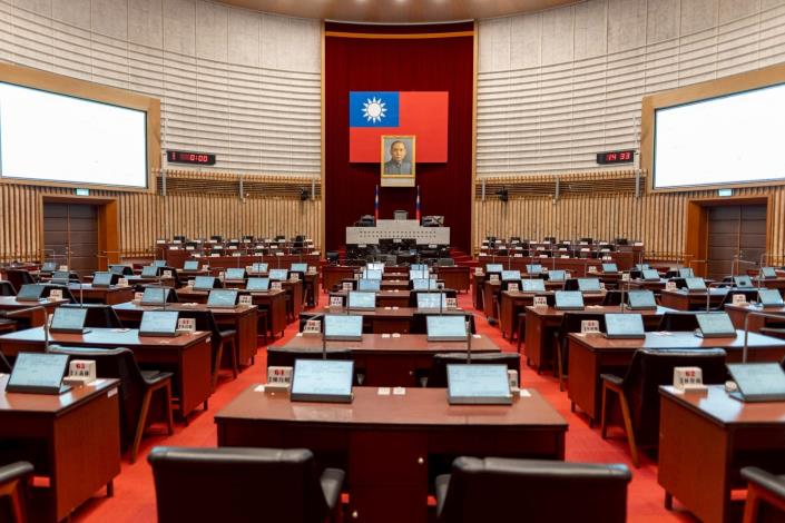 議會議事廳設備升級 康議長：議事更高效、服務更貼心