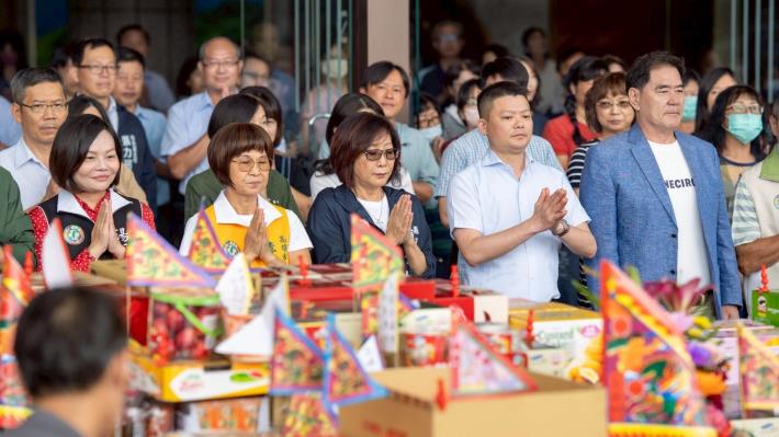 議會中元普渡 康議長祈願城市揮別風雨 好運連連