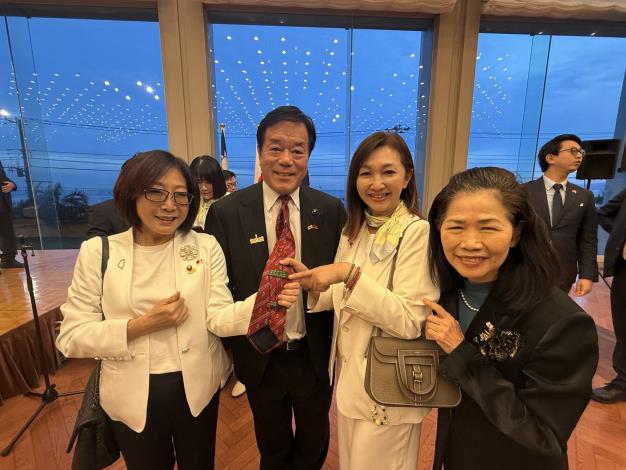 神奈川縣議會杉山信雄議員合影系上前駐日代表、時任高雄市長謝長廷致贈領帶。(右起前駐日代表謝長廷秘書鄧淑晶、李雨庭議員、康議長)(共5張)-5