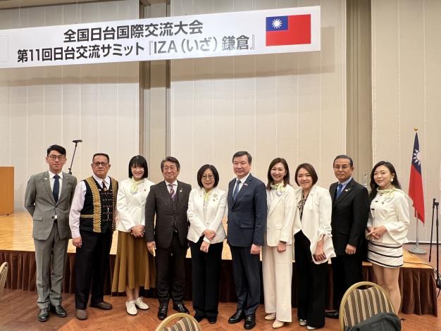 康議長率高雄市議會代表團與全國日台友好議員協議會會長藤田和秀(左四)、駐日代表李逸洋(右五)、日台友好和歌山市議會議員連盟會長遠藤富士雄(右二)於會場合影。(共5張)-2