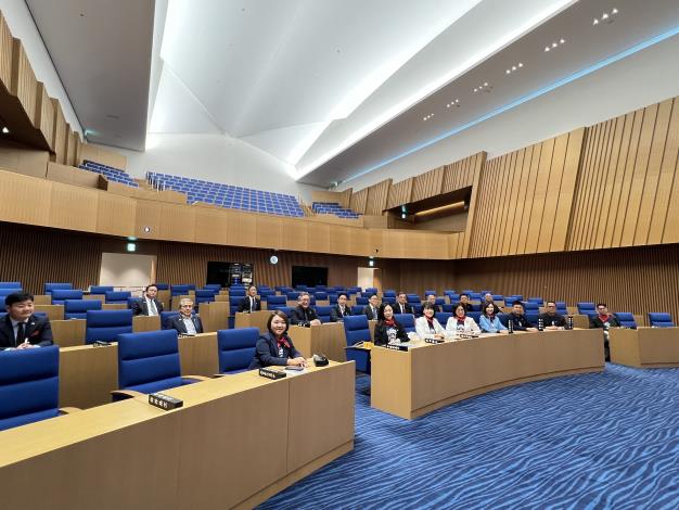 康議長及議員參觀橫濱市議會議事廳，以船和大海為意象設計規劃。(共7張)-5