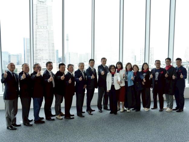 康議長及訪團與橫濱市議會議長渋谷　健(左九)、副議長尾崎 太(左六)、日華親善橫濱市議會議員連盟副會長小粥 康弘(左八)等人合影。(共7張)-3