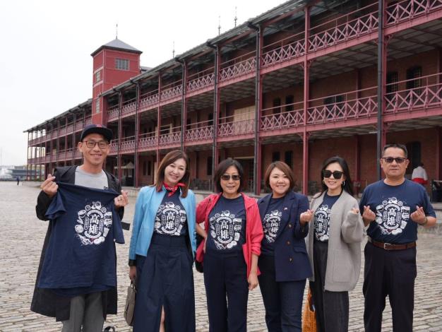康議長及蔡金晏(左起)、李雨庭、邱于軒、白喬茵、陳幸富等議員著高雄T於橫濱紅磚倉庫前合影。(共7張)-7