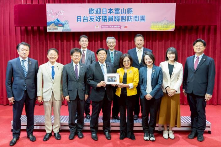 LINE_ALBUM_20251120富山縣議會來訪_251120_6(共6張)-4