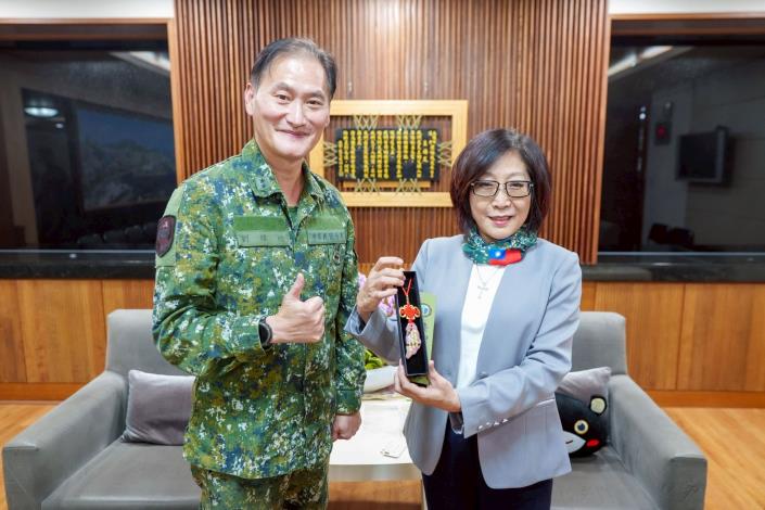 LINE_ALBUM_20251215陸軍第八軍團新任指揮官劉暐欣中將拜會議長_251215_3_0(共3張)-2