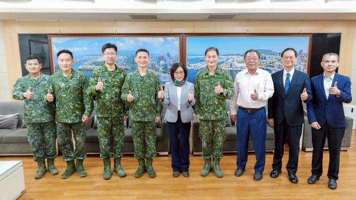 LINE_ALBUM_20251215陸軍第八軍團新任指揮官劉暐欣中將拜會議長_251215_1_0(共3張)-3