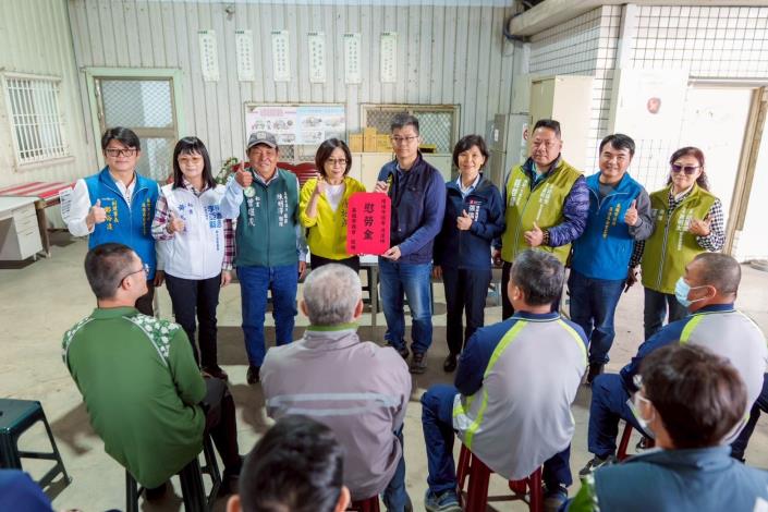 LINE_ALBUM_20251226茄萣湖內清潔隊慰勞_251229_7_0(共8張)-7