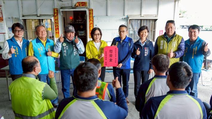 LINE_ALBUM_20251226茄萣湖內清潔隊慰勞_251229_4_0(共8張)-5