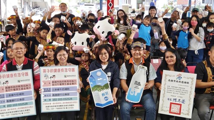 112/11/24資料畫面，康議長親送民間愛心至茂林區多納國小。(共4張)-4