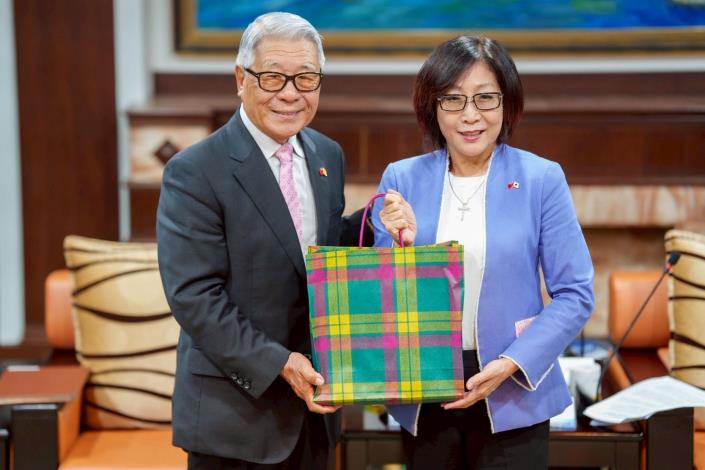 LINE_ALBUM_20251223市府接待萩生田光一眾議員一行14人_251223_7_0(共6張)-2